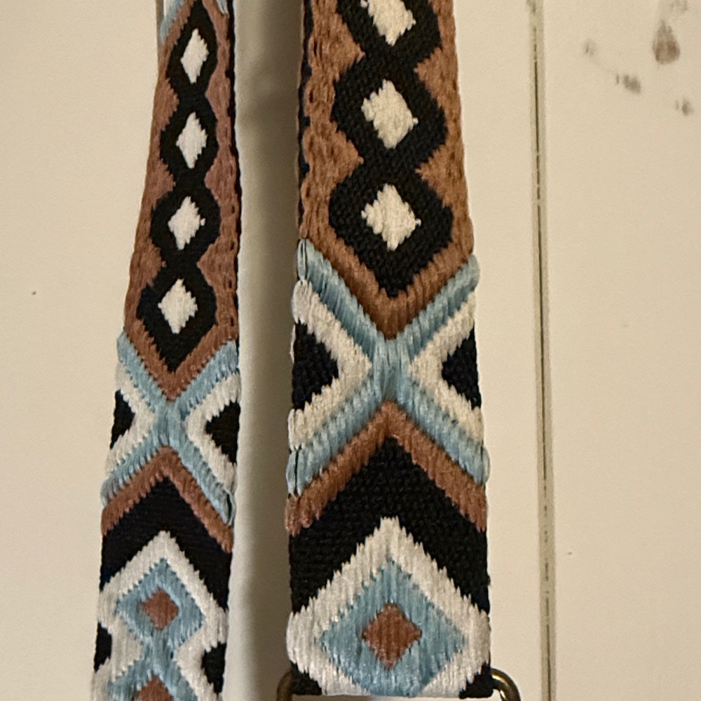 Cross body bag with vibrant native strap - Picture 14 of 15